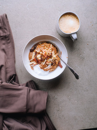 Höstlig morotskaksgröt med mandelsmör och kokosyoghurt