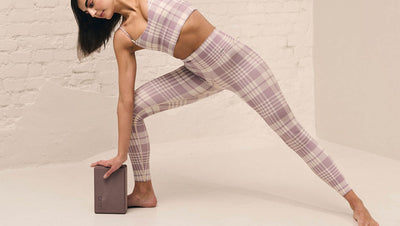 Tre Sätt Att Använda Yogablock För Att Sträcka Ut Dina Muskler