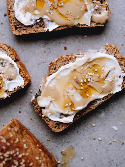 Tahini Banana Bread av @plantbasedbythess