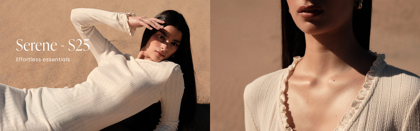 En modell ligger i en ribbad, krämvit "Almond White Pointelle Beach Dress" på en sandig bakgrund vid stranden i en varm och solig miljö. Bannern innehåller texten "Serene - S25" och "Effortless essentials".