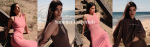 En somrig bildkollage med fyra paneler som visar en modell på stranden med havet i bakgrunden, och texten "Summer Essentials" på bannern. Hon ses i olika positioner, iklädd en rosa Hibiscus Ease Ribbed Tank Dress, en brun Macchiato Ease Ribbed Tank Dress, samt en mörkbrun Macchiato Varsity Chunky Terry Hood med matchande biker shorts.