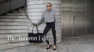 Modell i Pepita Waterproof Anorak och Black Sense Stirrup Tights, stylad med solglasögon och Black Waterproof Apparel Tote Bag.
