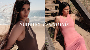 En somrig bildkollage med fyra paneler som visar en modell på stranden med havet i bakgrunden, och texten "Summer Essentials" på bannern. Hon ses i olika positioner, iklädd en rosa Hibiscus Ease Ribbed Tank Dress, en brun Macchiato Ease Ribbed Tank Dress, samt en mörkbrun Macchiato Varsity Chunky Terry Hood med matchande biker shorts.