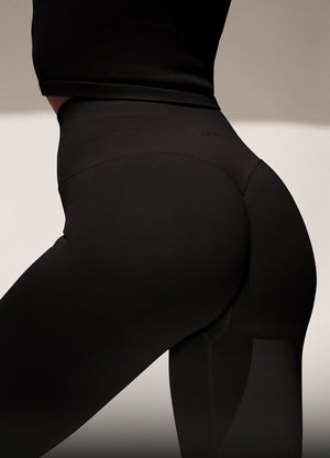 Närbild på modell som bär black shape seamless set